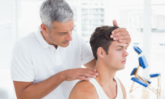 HWS-Schleudertrauma - Arzt untersucht Nacken eines Patienten